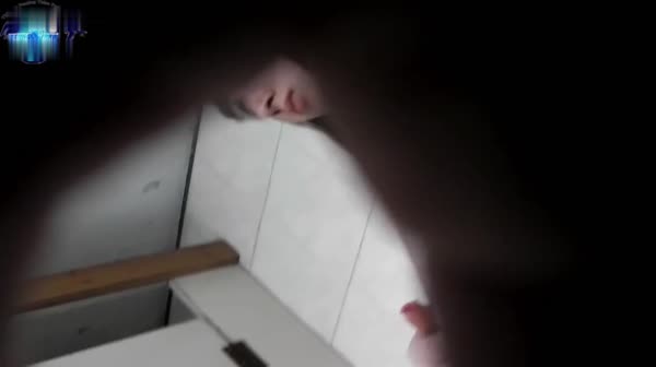 商场公共卫生间拍摄到的蓝指甲漂亮美眉如厕嘘嘘貌似逼逼毛浓密绝对性感诱人露脸高清